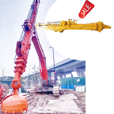 Teleskopischer Bagger mit Schalenbehälter mit Zähnen zum Greifen