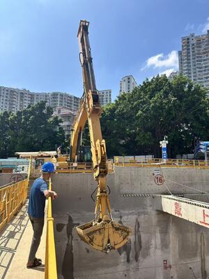 Excavator Attachment Clamshell 10m 12m Three-section Telescopic Arm Long Reach Boom and Arm Suitable for 10-15ton Excavator