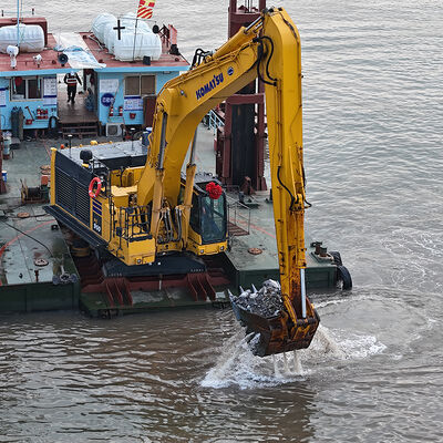 Hochreichende Bagger mit langem Arm